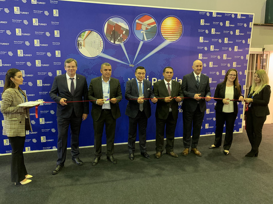 Feierliche Eröffnung der R+T Turkey: Bernhard Müller (LMS), Orhan Dogan (Verband TBÜD) , Hüseyin Vural (TBÜD),   Ömer Sami Özcelik   (TBÜD) , Ufuk Altintop (LMS Turkey).  Manuela Keller (LMS) v.l.n.r   