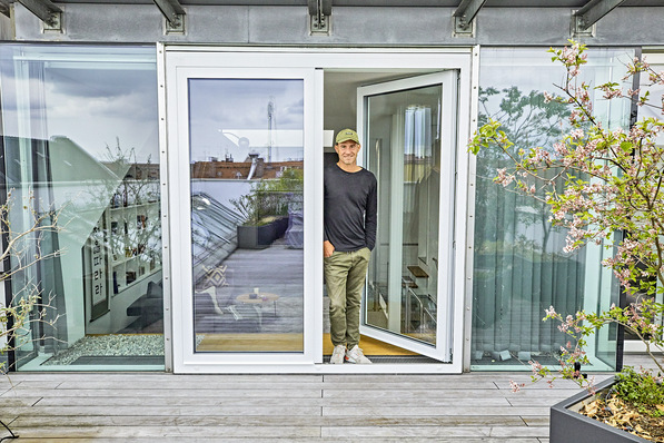 Zufriedener Hausherr: Statt nach außen öffnet die neue Balkontür von Mehmet Scholl künftig nach innen. So ist die Terrasse für den Fußballstar nun endlich auch bei Schnee zugänglich. Die exzellente Wärmeisolierung sorgt zudem dafür, dass es keinen störenden Windzug mehr gibt. 