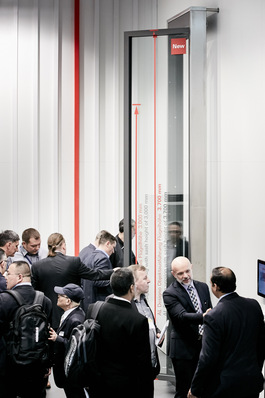 Das neue „Roto AL“-Bandseitenset für große Aluminiumfenster geht im Januar 2020 in das Standardprogramm der Roto Aluvision ein. Eine Sonderfreigabe für den Einsatz von „Roto AL“ wird dann für Flügelhöhen bis 3.000 mm nicht mehr benötigt. Lieferbar ist das neue Bandseitenset in jeder gewünschten Farbe.