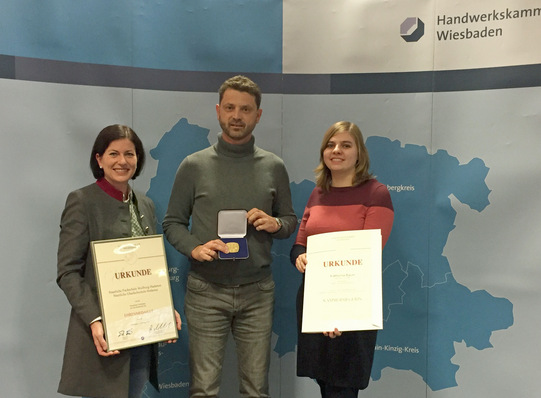 Bei der Preisverleihung: Fachlehrerin Andrea Hebgen, Studiendirektor Burkhard Meuser, Preisträgerin Katharina Baum.