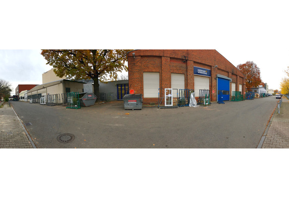 Nun beinahe doppelt so groß: German Windows hat Lager- und Produktionsflächen eines benachbarten Holzhandels (li.) in der Großbeerenstraße zugekauft. So konnte der Standort in Berlin-Mariendorf auf mehr als 6.000 m² vergrößert werden.