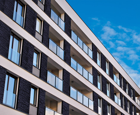 Mit dem neuen System Easy Alu von Q-railing sind viele individuelle  Geländer-Lösungen möglich.