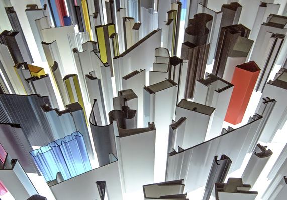 Große Formen- und Materialvielfalt: Für den Einsatz in Fensterbau und Fassadentechnik realisiert SLS eine Vielzahl verschiedener Profillösungen.