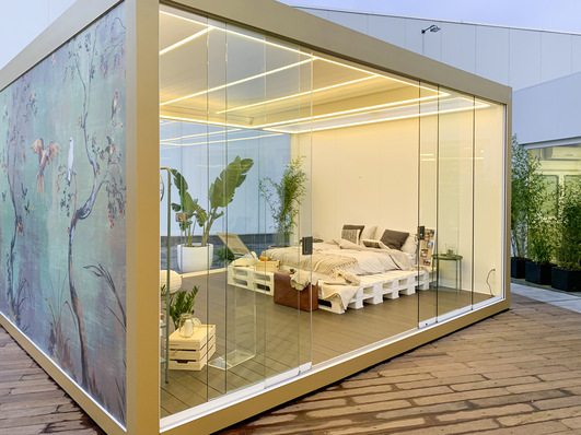 Auch das Thema natürliches Tageslicht bekommt eine neue Bedeutung und kann mit dem passenden integrierbaren Sonnenschutz wie ZIP-Anlagen entsprechend gesteuert werden. 