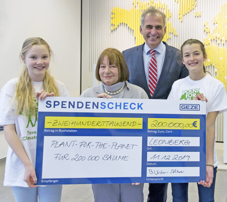 Brigitte Vöster-Alber übergibt den Geze-Spendenscheck an Frithjof Finkbeiner (Plant-for-the-Planet) und die Botschafterinnen für Klimagerechtigkeit Kira Groß und Eva Keller.