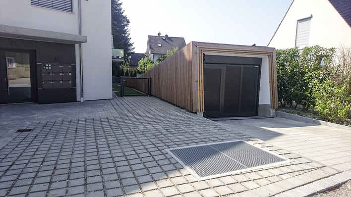 Um das starke Gefälle der Rampendecke zu ­­kompensieren, wurde eine erhöhte Sturzblende eingesetzt.