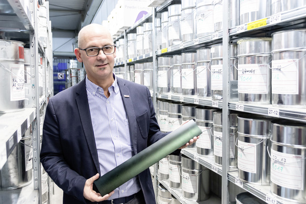 Echtmetall als Beschichtung ist in der Einrichtungswelt zwar schon seit einigen Jahren ein Trend, bei Markisen ist dies laut Michael Gerling jedoch völlig neu. „Wir können diese Technik bei unseren MX-Modellen anwenden, da die Kassetten aus mehreren Komponenten bestehen.