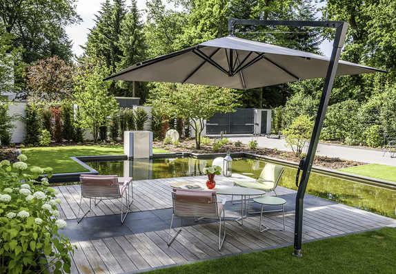 Der Seitenmastschirm Belvedere öffnet sich durch die einzigartige Klapptechnik Easy-Flap innerhalb von Sekunden. Der Schirm kann um 360° gedreht werden.