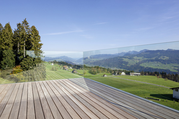 Transparenz pur: Bei dem Glasgeländersystem GM Railing Uni sieht der Betrachter nur Glas, keine Befestigungselemente oder Steher.
