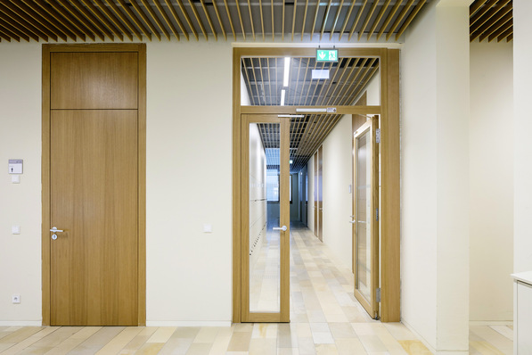  Türelemente für Flure und Treppenhäuser von Schulen müssen den Anforderungen an T30 oder T90 Brandschutz, Rauchschutz und Barrierefreiheit entsprechen.