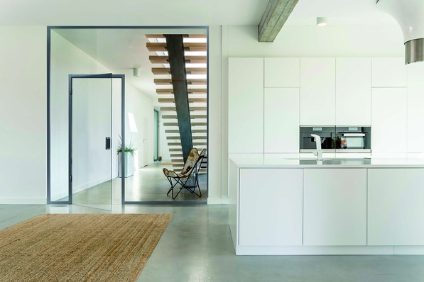 Das neue Zargensystem Office TT kann das flächenbündige Tectus-Band aufnehmen und ist mit allen CRL Längle Fixverglasungs-Systemen kompatibel.