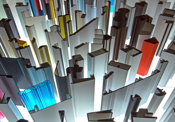 Große Formen- und Materialvielfalt: Für den Einsatz in Fensterbau und Fassadentechnik realisiert SLS eine Vielzahl verschiedener Profillösungen.