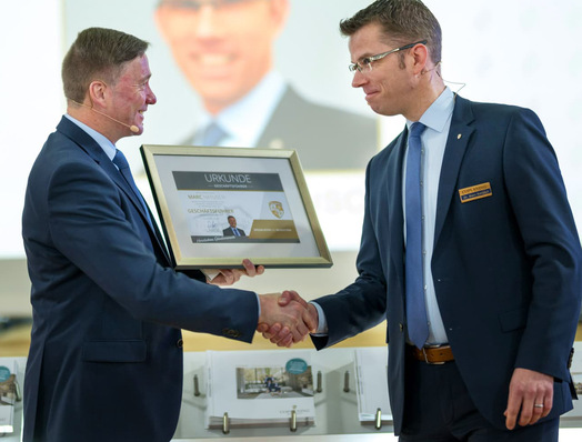 Eigentümer
Werner P. Carl (l. Eigentümer & Geschäftsführer) begrüßt Dr. Marc Natusch in der Geschäftsleitung.