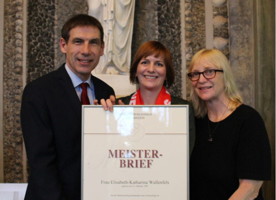 Elisabeth-Katharina Wallenfels (Mitte) wurde zur besten Meisterin 2020 im Glaserhandwerk gekürt.