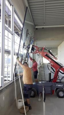 Monteure können den Glassworker beim Einbau von Fenstern und Türen im Innen- und im Außenbereich einsetzen.