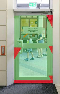 Das Bild zeigt die Risiko-Bereiche einer Tür, wenn sie nur sensorisch auf der Bandseite abgesichert ist.