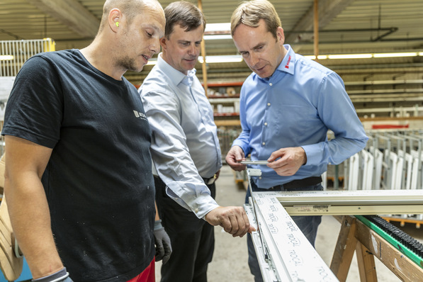 Axel Ostermann (r.) im Fachgespräch mit Enrico Mager (m.) von Innoperform.