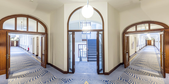 Die filigranen Hoba-Brandschutztüren fügen sich fließend in das Ambiente denkmalgeschützten Gebäudes ein.