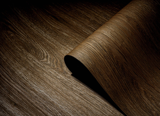 Mit lebendigem Farbspiel und Asteinschlüssen gehört Amaranth Oak Super-Matt zu den ausdruckstarken Eichedekoren und steht für einen Trend zu dunklen Hölzern.