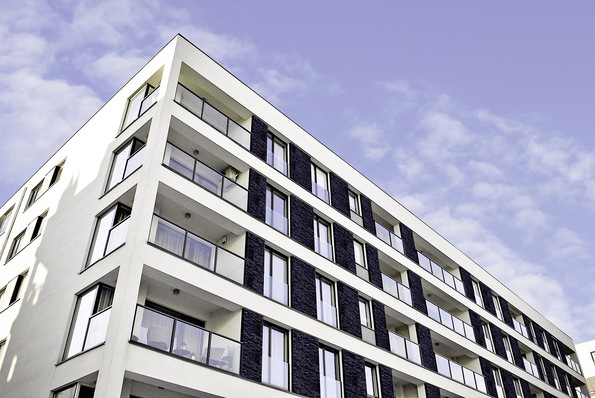 Die Easy Alu Geländersysteme  von Q-railing können sich die Monteure als fertige Elemente auf die Baustelle liefern lassen.