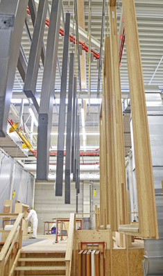 Die Holz Einzel- und Rahmenteile werden auf der Lackieranlage von R+H beschichtet. 