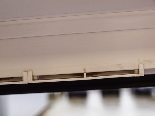 Eine einfache Sichtkontrolle zeigt, dass sich bereits einige Ablagerungen in dem Fensterfalzlüfter gebildet haben.