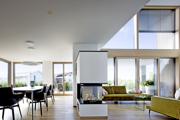 Zu den Neuheiten von Kneer-Südfenster gehören Varianten für Glasfassaden und Festverglasungen in hellen Farben und mit klaren Formen, die Räume weit und luftig wirken lassen.