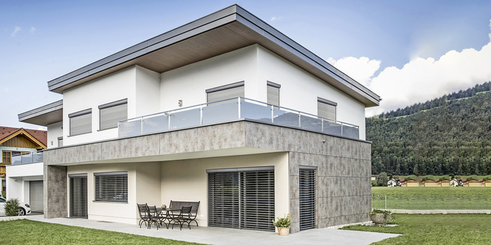 Der Energieeintrag durch die Sonne kann durch intelligente Beschattung auch bei Abwesenheit der Bewohner um bis zu 95 % bzw. 600 bis 800 W/m2 reduziert werden.