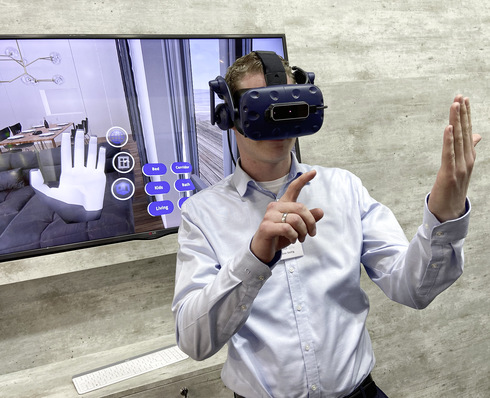 Auf der Messe waren vielfältige Tools auchfür Fensterhersteller zu sehen. Hier z.B. für einen digitalen Schowroom, bei dem sich der Endkunde über eine Augmented Reality Brille vorab die Formate und Farbe der künftigen Fenster im Raum ansehen kann.