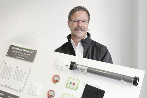 Jede Menge Neuheiten: Guido Schildbach präsentiert eine der neuen Mustertafeln, die man in Nürnberg zeigt. Die Neuentwicklungen – darunter Funk-Antriebe sowie Zeitschaltuhren – sind allesamt bereits vollumfänglich lieferbar.