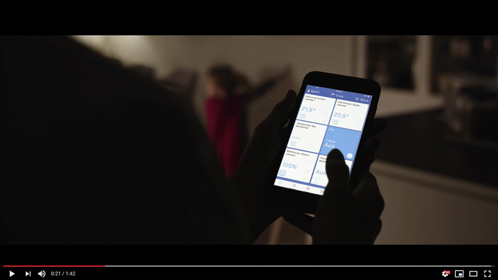 Wohnkomfort aus einer neuen Perspektive zeigt der neue YouTube Film: Entdecken Sie die unbegrenzten Möglichkeiten des HomePilot Smart Home, die den Alltag komfortabler machen.