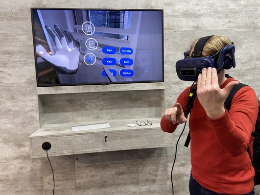 Hier testet GLASWELT Redaktuer Matthias Rehberger den virtuellen Showroom am Stand der Digital Building Solutions GmbH.