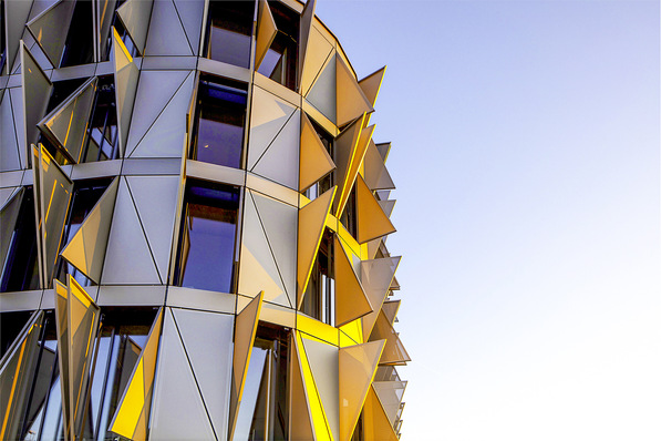 Für ausgewogenes Tageslicht im Gebäude sorgen der dynamische Sonnenschutz und Silverstar EN2plus 3-fach-ISO.