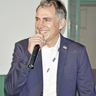 Jan-Peter Albers bei der Begrüßung der Fachhandelspartner