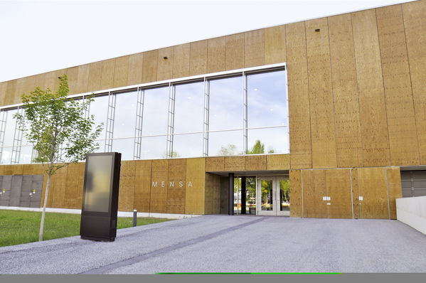 Die Ansicht der Fassade ist durch Glas und Holz geprägt. Gehalten werden die Element durch Verbinder von Knapp.