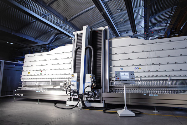 Im Bild eine vertikale Kantenbearbeitungsanlage von Forel, die mit zwei Bearbeitungsköpfen ausgestattet ist, die parallel arbeiten.