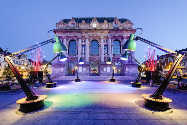 Hier ein Blick auf den Platz vor dem Theaterhaus in Calais, wo kürzlich von einer Gruppe von Lichtdesignern, Handwerkern und Künstlern eine gigantische Lichtinstallation aufgebaut war. Gut zu erkennen ist das Eingangsportal des Grand Theatre mit den hohen Stahlfenstern von Jansen.