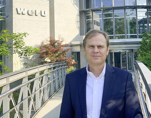 Stefan Löbich ist seit Juli 2019 Vorsitzender der Geschäfts­führung des Fenster- und Türenherstellers Weru.