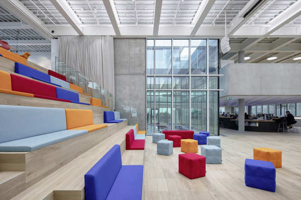 Im Zentrum des Cubic-Neubaus gibt es eine Reihe von überdachten Innenhöfen sowie ein großes Auditorium. Die begrenzenden Glasfassaden besitzen schaltbare Sonnenschutzgläser.