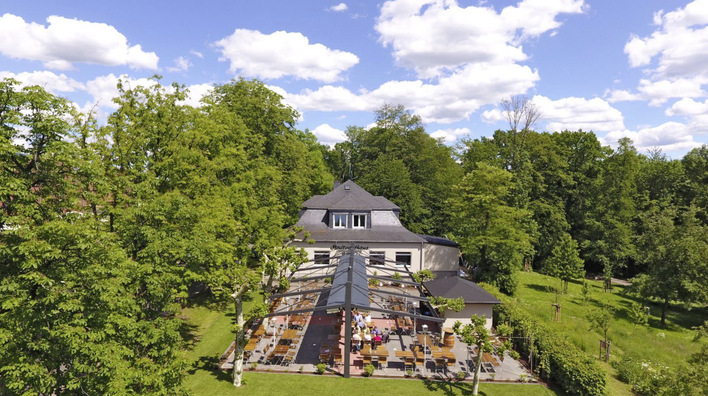 Fast der gesamte Außenbereich wird von der Sonnen- und Wetterschutz-Konstruktion überdacht, und sorgt so auch bei schlechtem Wetter für eine hohe Effektivität.