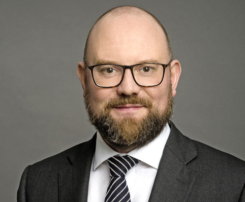 Thomas Drinkuth, der neue Leiter der „Repräsentanz Transparente Gebäudehülle“, ist vielen aufgrund seiner Arbeit für die Deutsche Energie-Agentur (dena) und die „geea Allianz für Gebäude-Energie-Effizienz“ bekannt und in Berlin bestens vernetzt.