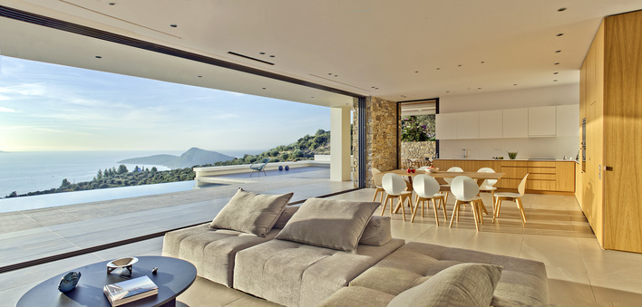 Die Führungsschienen für das System ASS 50 sind unten bodenversenkt und oben bündig mit der abgehängten Decke ausgeführt.