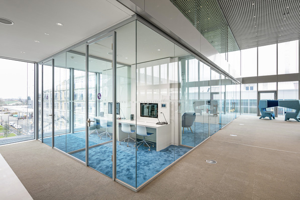 Offenheit und Transparen﻿z prägen das Innere des neuen Wissens-Campus von Merck in Darmstadt.