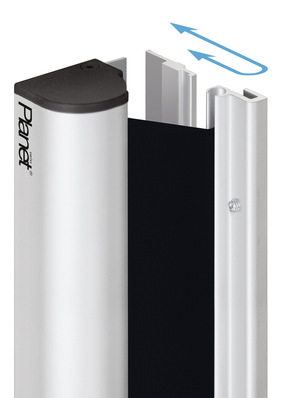 Aufgrund des speziellen Ein- und Aushängesystems für das Rollo braucht es für die Installation nur ein Mann.