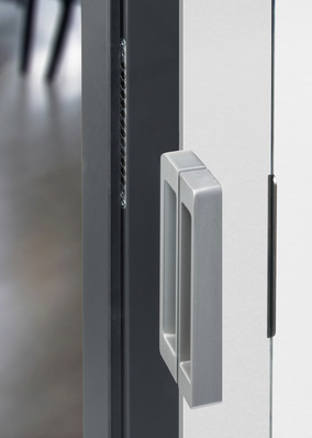 Die magnetische Schließung Keep Closed ermöglicht einen hohen Bedienkomfort bei Ganzglas- sowie bei Holztüren, da nur ein minimaler Aufwand zum Auf- oder Zuziehen der Tür nötig ist.