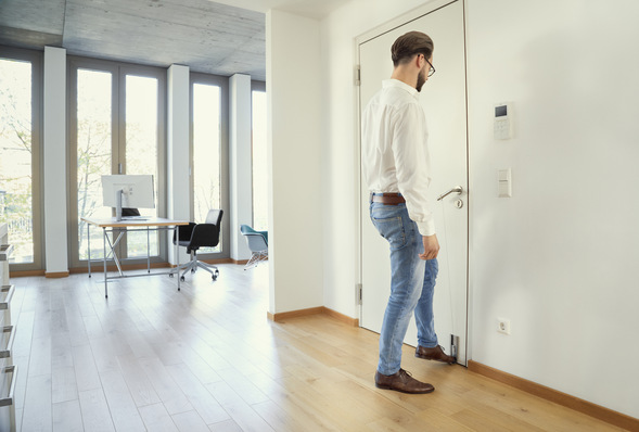 Der Fußtüröffner NoHander lässt sich mittels Klemmmechanismus und Klebetechnik in wenigen Minuten an der Tür montieren und später wieder entfernen.