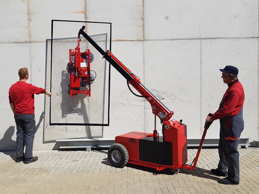 Montagehelfer im Kompaktformat: Der E-Kran 110 von Riebsamen kann Gewichte bis 300 kg handhaben.