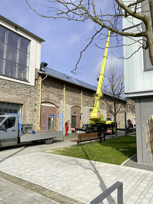 Umglasung der Sheddachscheiben: Um den Bruchursprung der alten Scheiben zu begutachten, war der Sachverständige beim Scheibentausch mit dabei.