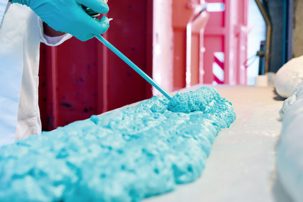 Die erste Norm für PU-Schaum definiert Prüfmethoden für Schaumausbeute, Ausdehnung, Ausbringung, mechanische Belastbarkeit und Dämmeigenschaften.