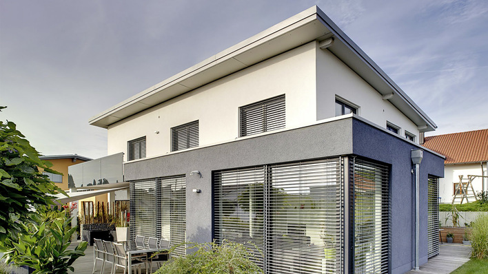 Im Obergeschoss vor Einblick und der ungewollten Aufheizung durch die Sonne schützen, im Erdgeschoss die gleiche Anforderung zum Gebäudeklima aber mit dem Wunsch den Blick ins Freie geniessen zu können. So flexibel in der jeweiligen Anwendung können nur Raffstoren sein.